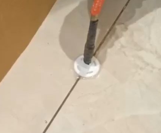 德化瓷砖空鼓维修公司专业解答瓷砖在铺贴过程中，如果没有涂抹均匀到位的粘结材料（如水泥砂浆或瓷砖胶），可能会导致以下问题