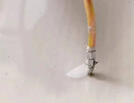 德化瓷砖空鼓维修公司专业解答在瓷砖铺贴过程中，如果使用的砂料过粗（如全部使用了粗砂），可能会导致以下问题